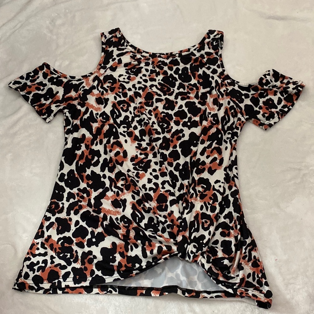 Women’s cold shoulder, toe front, animal print blouse. Size L.
